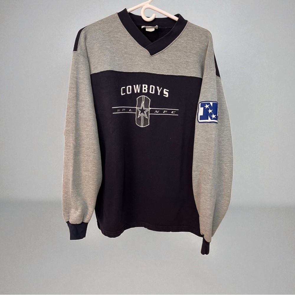 Cowboys NFL Sweatshirt, Embroidered logo, V Neck, 
Ribbed hem and cuffs, L